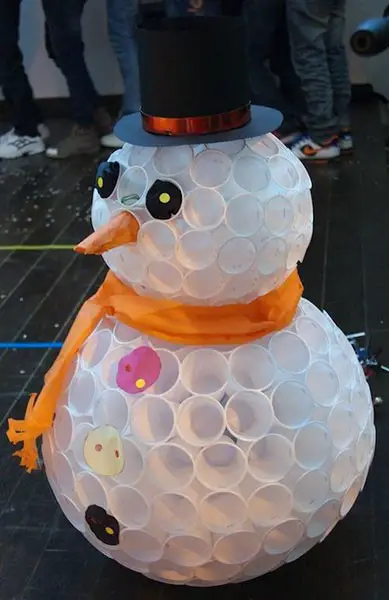 Χιονάνθρωπος με πλαστικά ποτηράκια