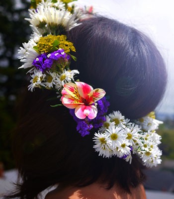 Στεφάνι λουλουδιών για τα μαλλιά
