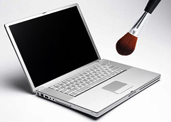 Καθαρό πληκτρολόγιο και laptop