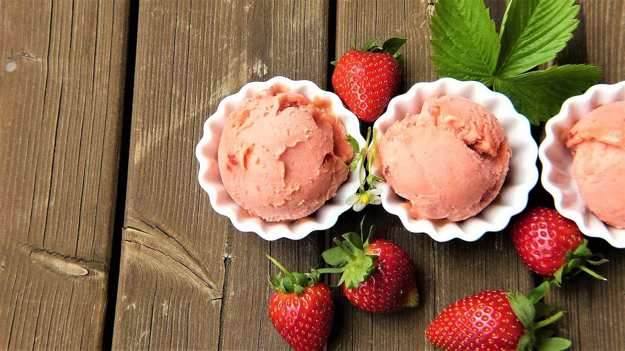 Παγωτό εύκολο με φράουλες, της Παρασκευής