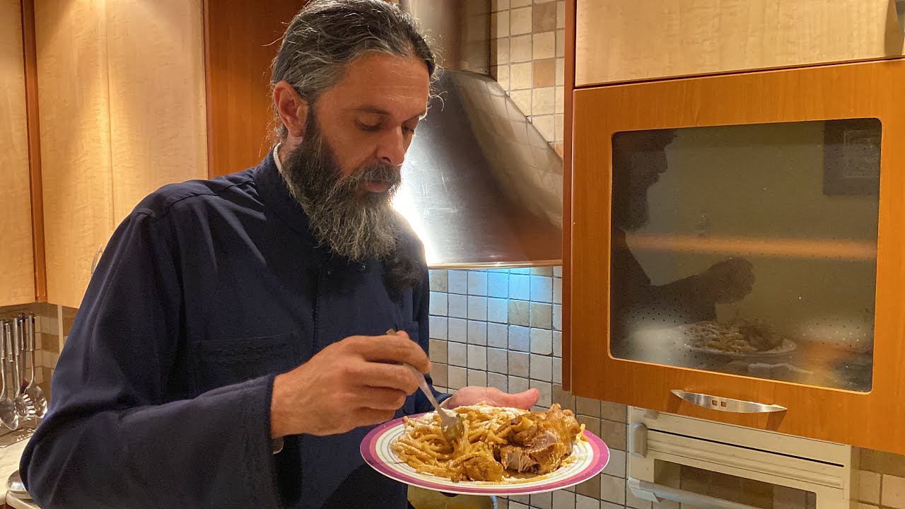 Κοκκινιστό αρνάκι ή κατσικάκι με χοντρά μακαρόνια παραδοσιακό, από τον Γέροντα Παρθένιο